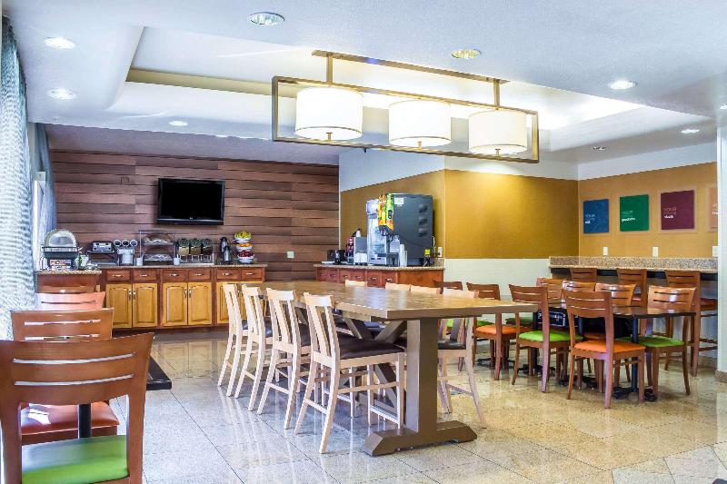 هتل Comfort Inn & Suites Near Kino Sports Complex