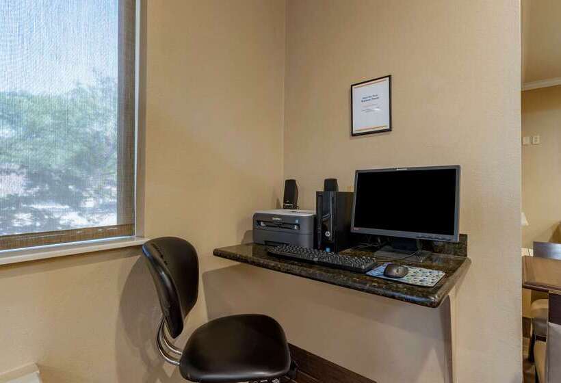فندق Comfort Inn & Suites Waterloo  Cedar Falls