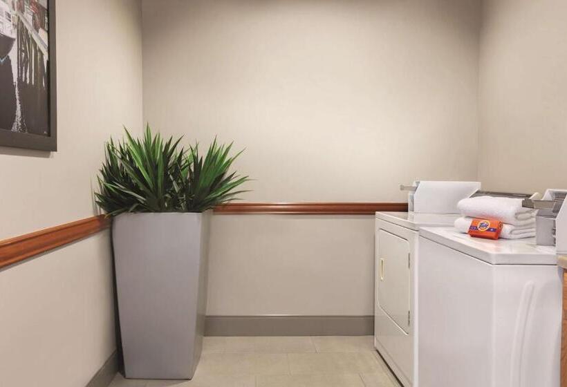 هتل Country Inn & Suites By Radisson, Port Clinton, Oh
