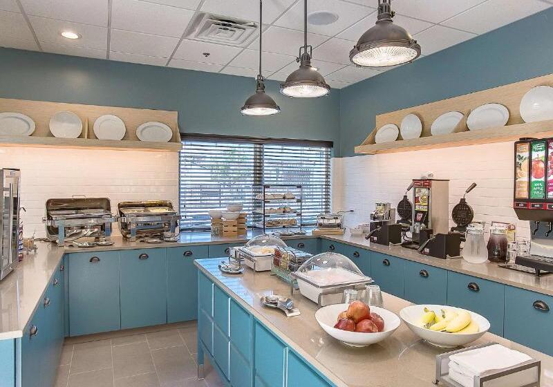 Отель Country Inn & Suites By Radisson, Wichita East, Ks