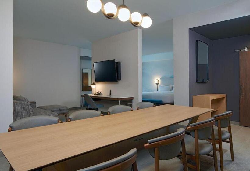 בית מלון כפרי Courtyard By Marriott Santa Barbara Downtown