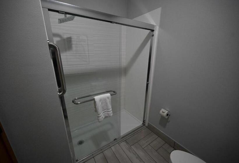 هتل Edgewater Inn And Suites