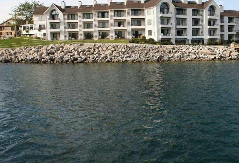 Отель Edgewater Inn Charlevoix