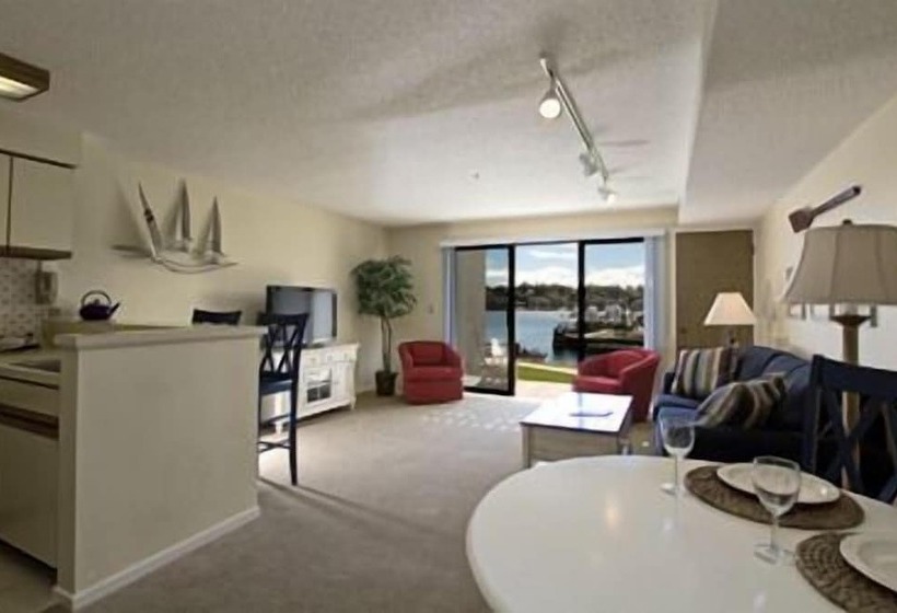 Отель Edgewater Inn Charlevoix