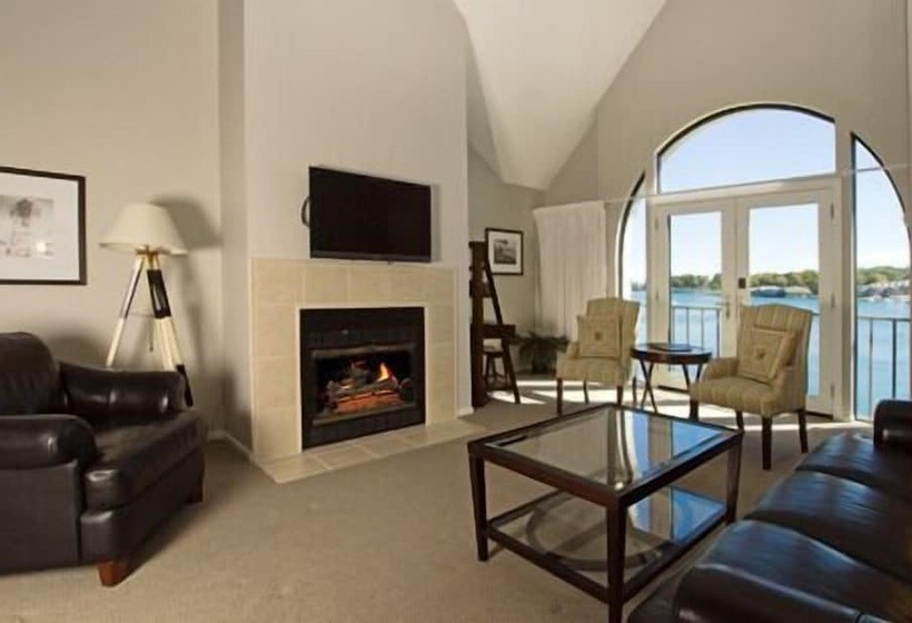 Отель Edgewater Inn Charlevoix