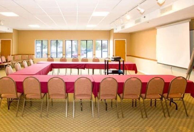 Отель Edgewater Inn Charlevoix