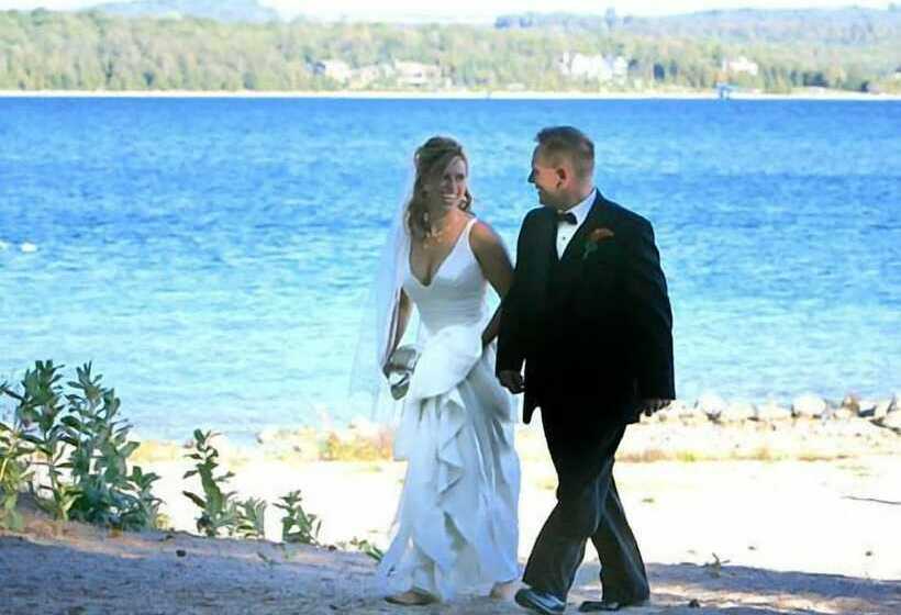 Отель Edgewater Inn Charlevoix