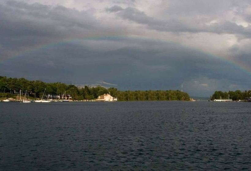 Отель Edgewater Inn Charlevoix