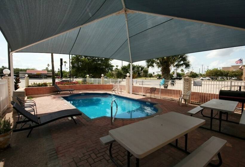 فندق Edinburg Executive Inn