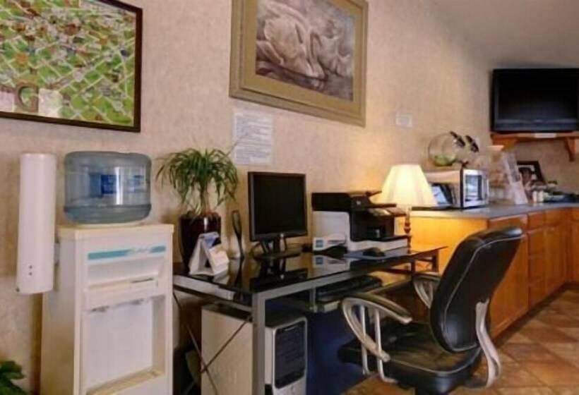 فندق Edinburg Executive Inn