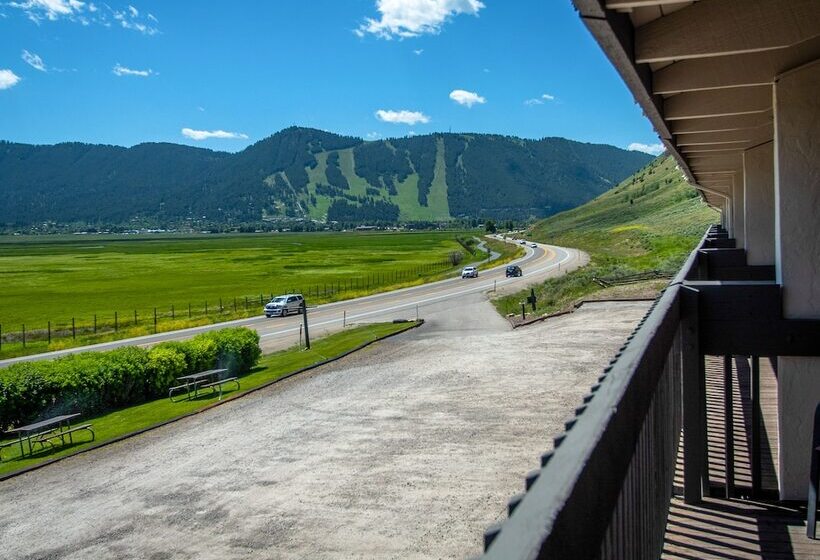 فندق Elk Refuge Inn