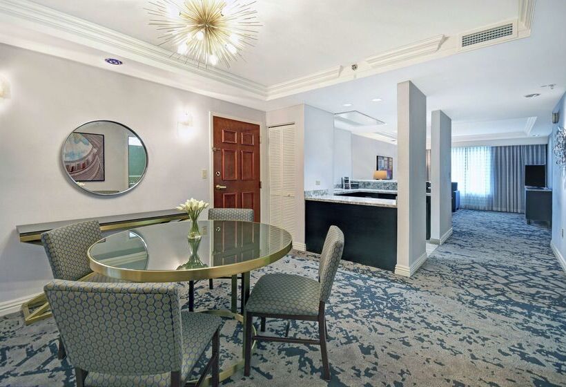 בית מלון כפרי Embassy Suites Charleston