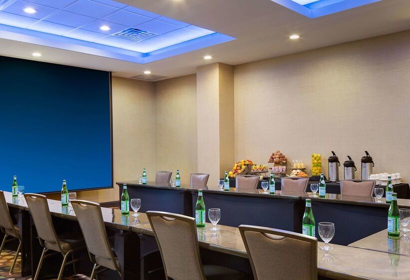 هتل Embassy Suites By Hilton Dallas Love Field