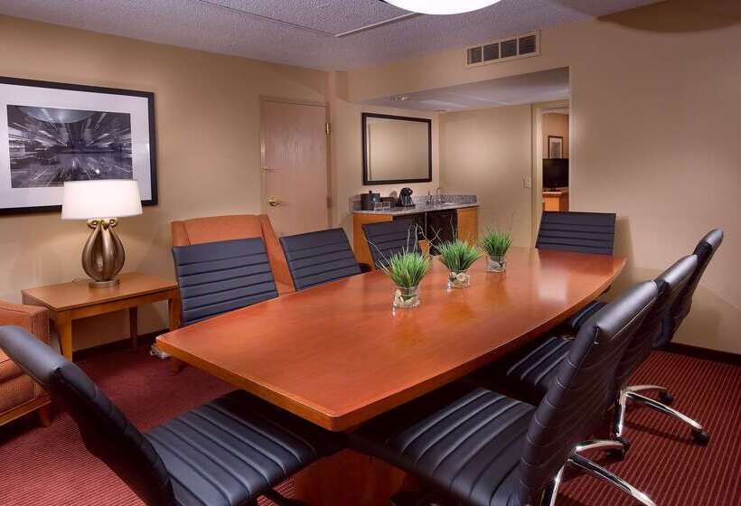 هتل Embassy Suites By Hilton Kansas City International Airport