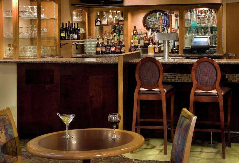 هتل Embassy Suites By Hilton Kansas City International Airport