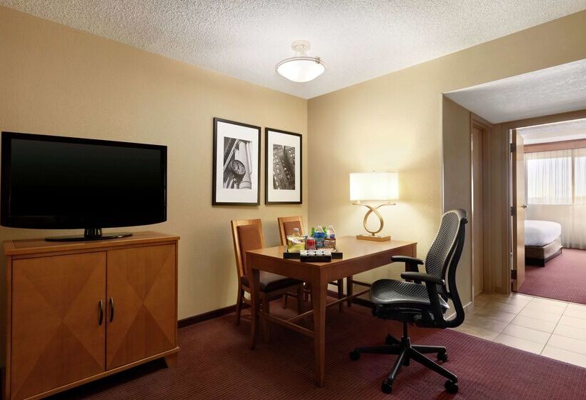 فندق Embassy Suites By Hilton Kansas City International Airport