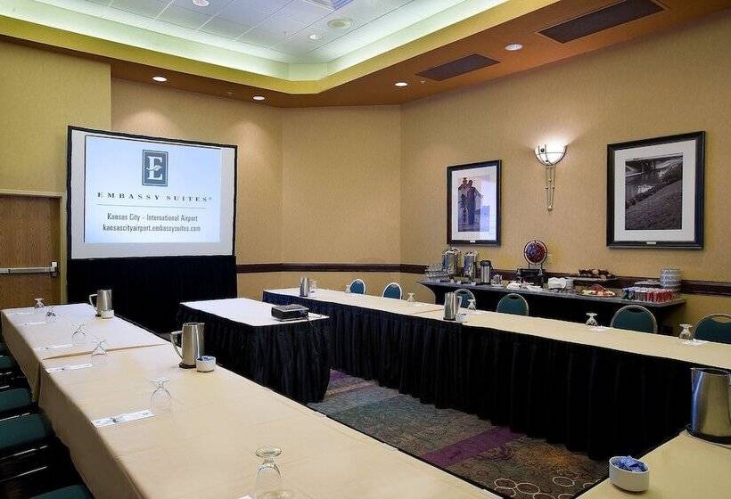 בית מלון כפרי Embassy Suites By Hilton Kansas City International Airport