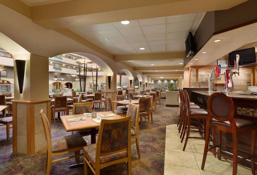 בית מלון כפרי Embassy Suites By Hilton Kansas City International Airport