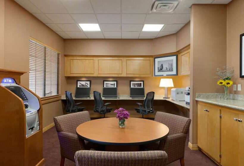 هتل Embassy Suites By Hilton Kansas City International Airport