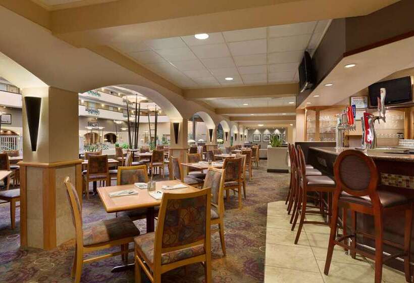فندق Embassy Suites By Hilton Kansas City International Airport