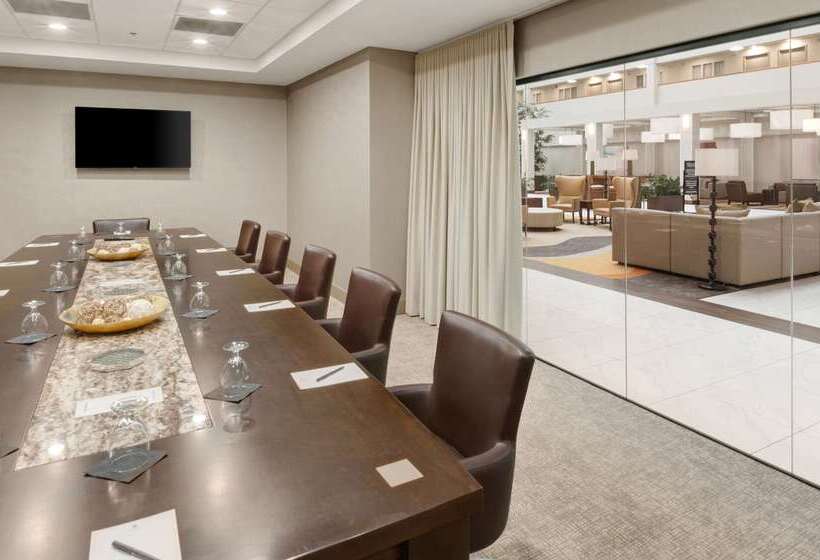 فندق Embassy Suites By Hilton Milwaukee Brookfield