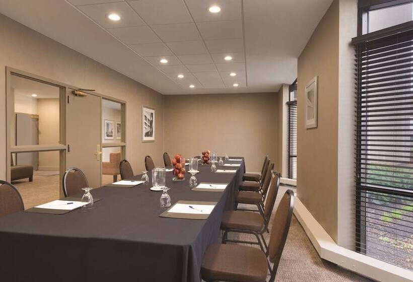 فندق Embassy Suites By Hilton Milwaukee Brookfield