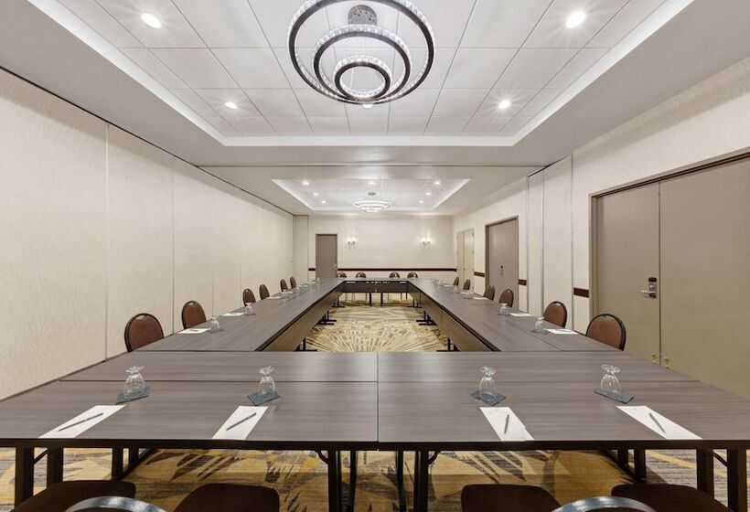 فندق Embassy Suites By Hilton Milwaukee Brookfield