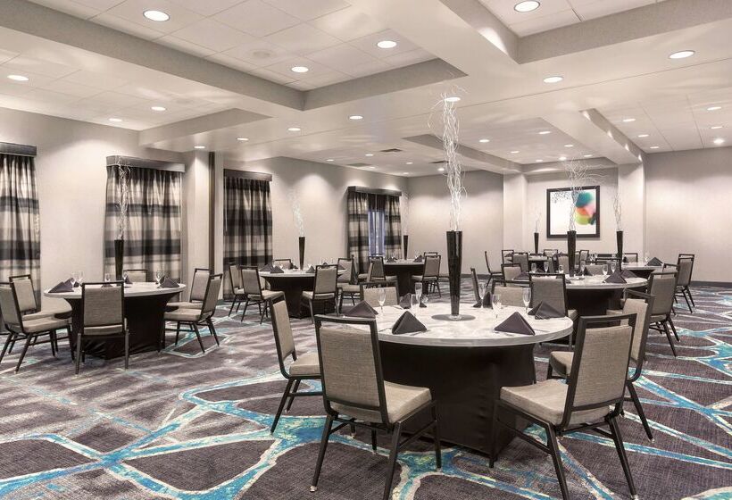 فندق Embassy Suites By Hilton Orlando Airport