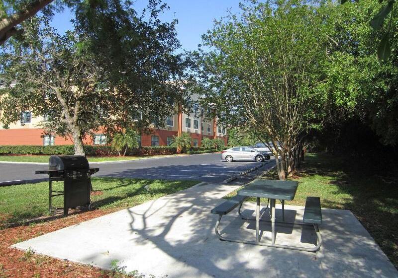 בית מלון כפרי Extended Stay America Suites  St. Petersburg  Clearwater  Executive Dr