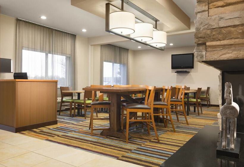 בית מלון כפרי Dubuque Inn & Suites