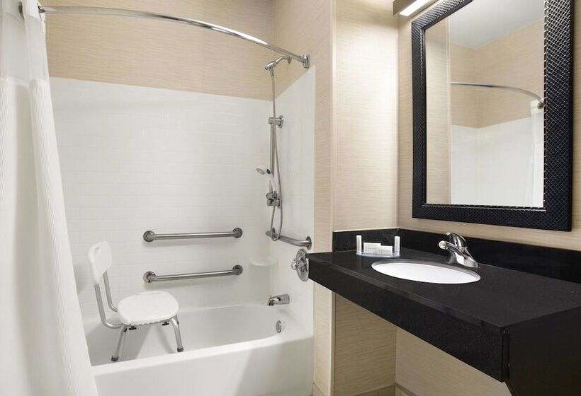 בית מלון כפרי Dubuque Inn & Suites