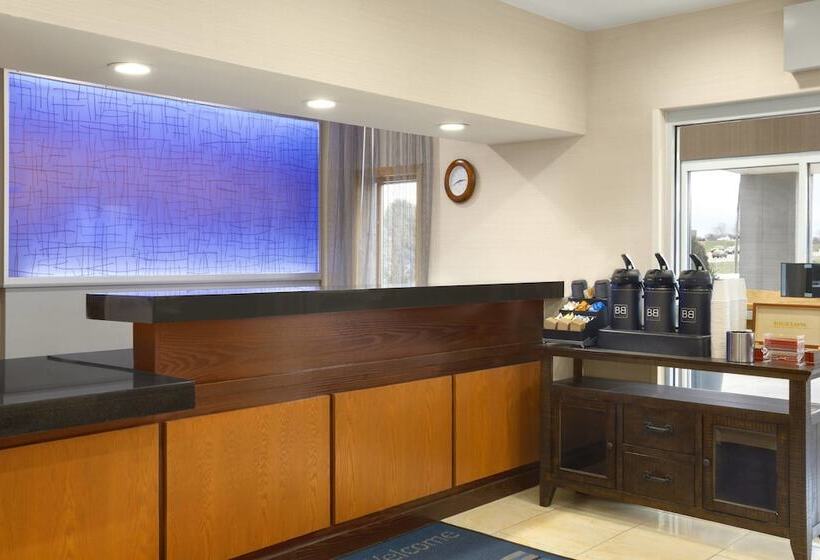 בית מלון כפרי Dubuque Inn & Suites