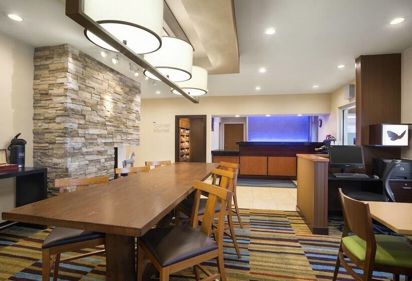 בית מלון כפרי Dubuque Inn & Suites