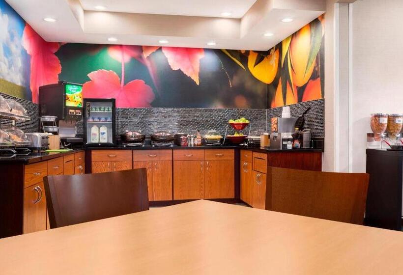 בית מלון כפרי Dubuque Inn & Suites