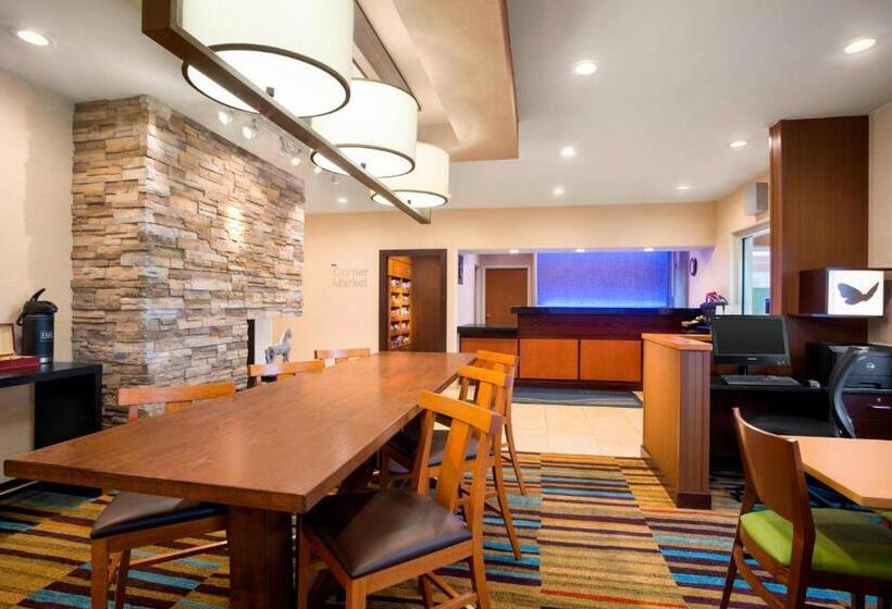 בית מלון כפרי Dubuque Inn & Suites