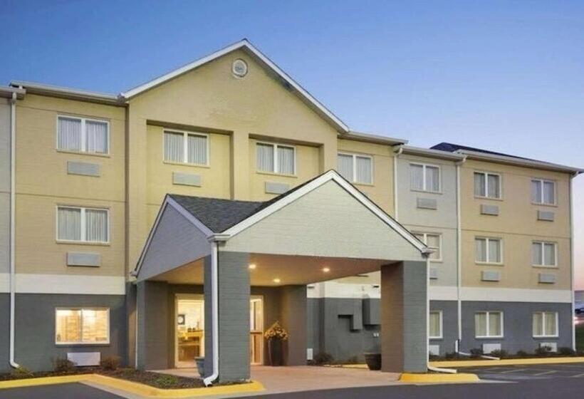 בית מלון כפרי Dubuque Inn & Suites