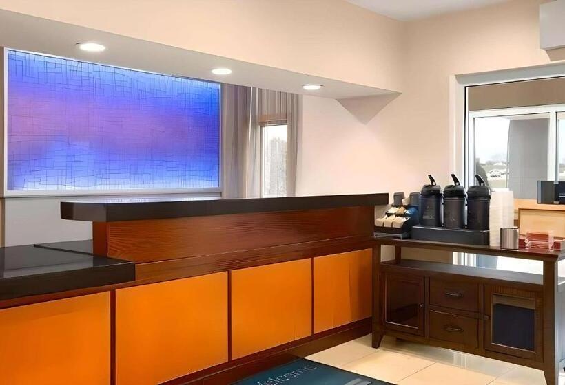 בית מלון כפרי Dubuque Inn & Suites