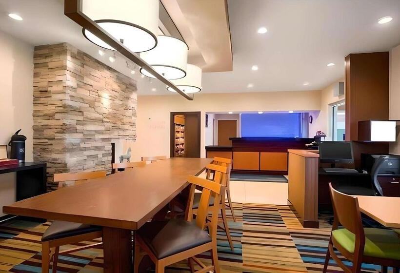 בית מלון כפרי Dubuque Inn & Suites