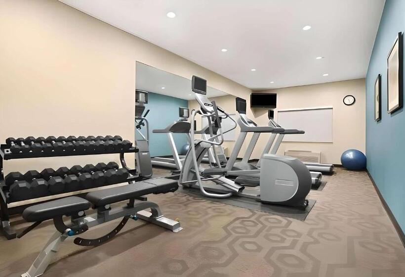 בית מלון כפרי Dubuque Inn & Suites