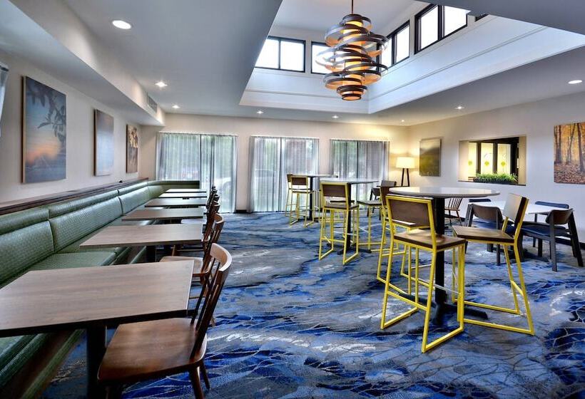 Отель Fairfield Inn & Suites By Marriott Charlottesville North