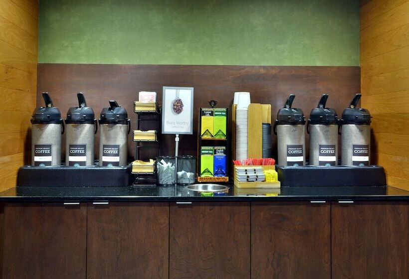 Отель Fairfield Inn & Suites By Marriott Charlottesville North