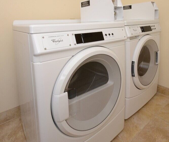 Отель Fairfield Inn & Suites By Marriott Charlottesville North