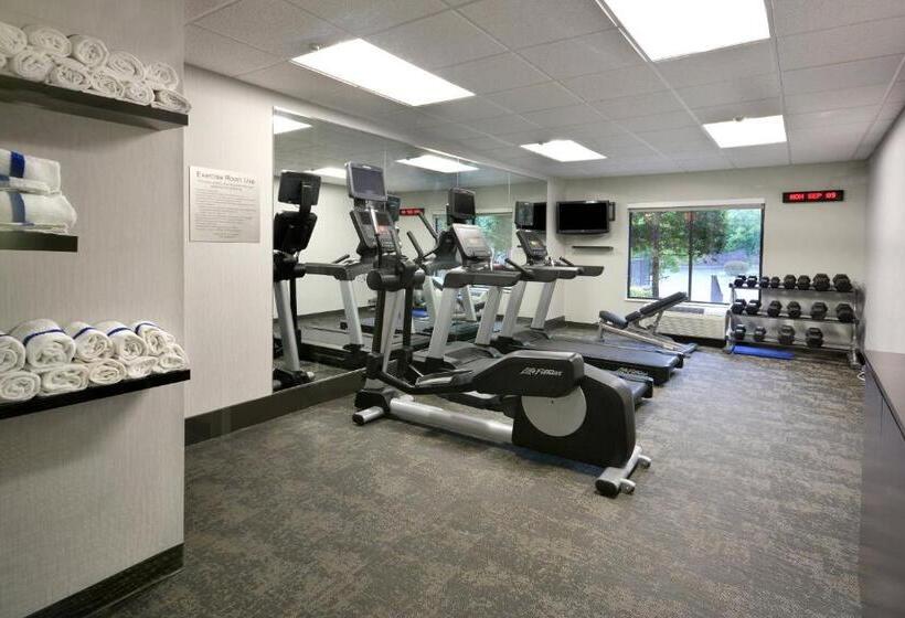 Отель Fairfield Inn & Suites By Marriott Charlottesville North