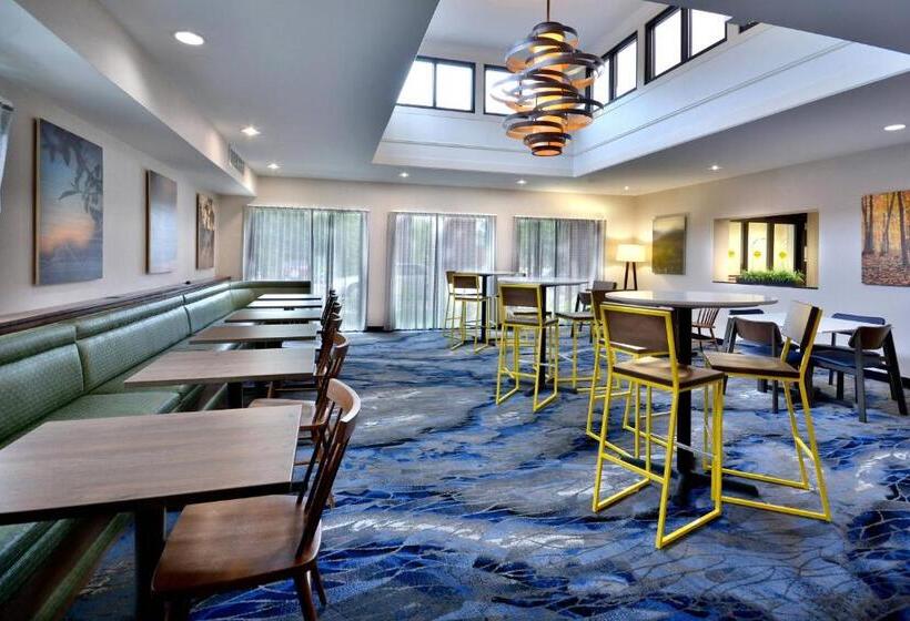 Отель Fairfield Inn & Suites By Marriott Charlottesville North