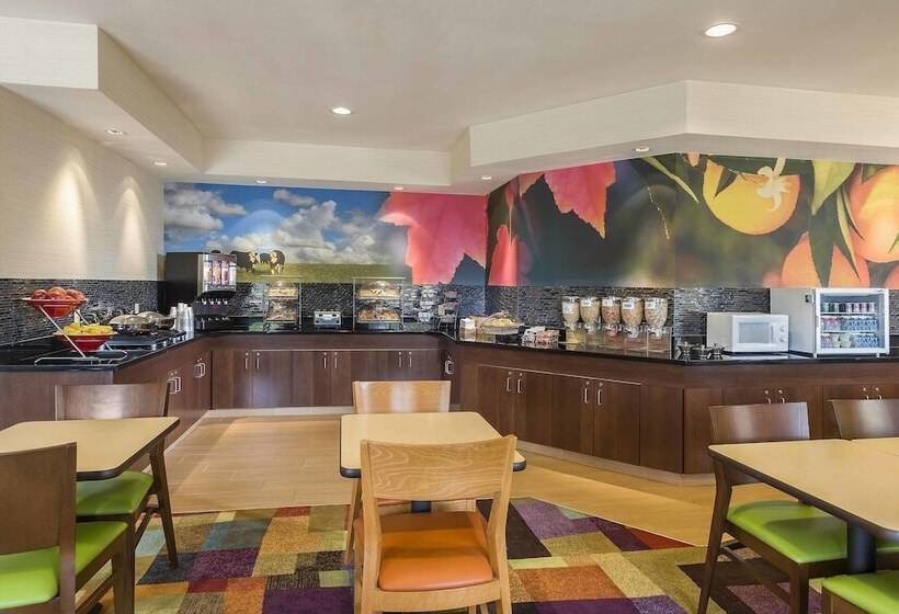 בית מלון כפרי Fairfield Inn & Suites Holland