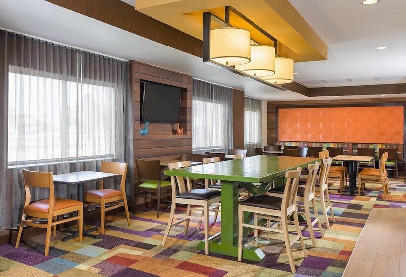 בית מלון כפרי Fairfield Inn & Suites Holland