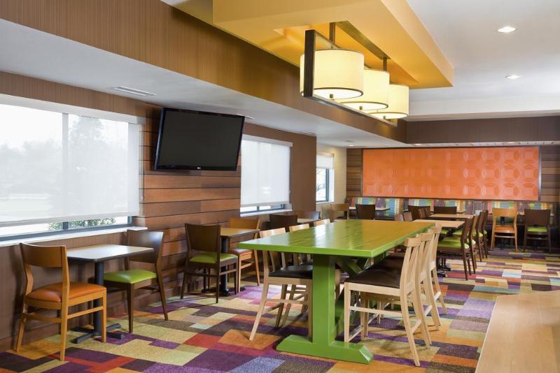 Отель Fairfield Inn & Suites Lexington Keeneland Airport