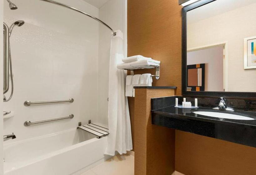 هتل Fairfield Inn & Suites Saginaw