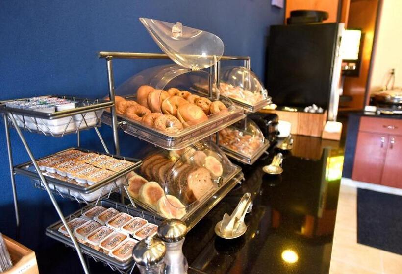 ホテル Americinn By Wyndham Topeka