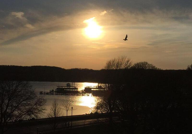Отель Harbor Shores On Lake Geneva